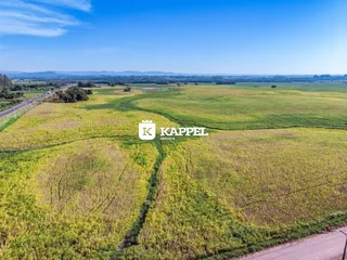 Vista aérea de campos verdes e paisagem rural em Lajeado, Brasil.