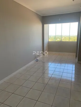 Vista de um corredor com piso de cerâmica claro.
