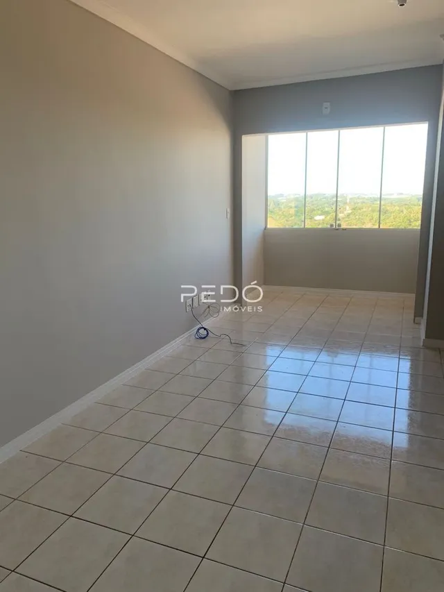 Vista de um corredor com piso de cerâmica claro.