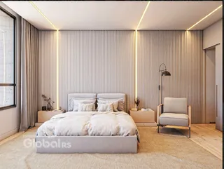 Quarto moderno com cama e decoração neutra em um imóvel no Brasil.