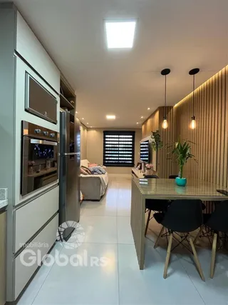 Sala de estar e jantar com cozinha moderna em Lajeado.