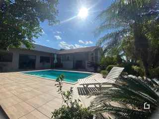 Vista externa de uma casa com piscina e jardim em Lajeado.