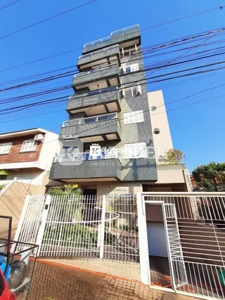 Fachada de um prédio residencial em Lajeado, Brasil, com grades de segurança na frente.