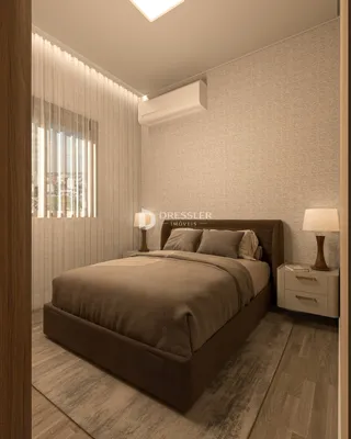 Quarto com cama e piso de madeira clara.