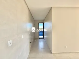 Corredor interno de um apartamento com vista para o mar.