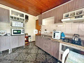Cozinha com armários modernos e piso de ladrilho em padrão geométrico.