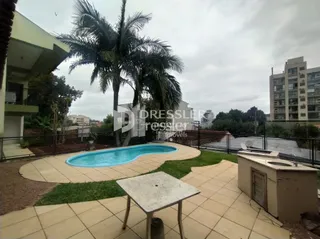 Vista externa de uma piscina e jardim em Lajeado.