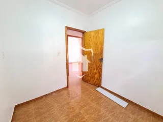 Hall de entrada com porta de madeira no interior da residência.
