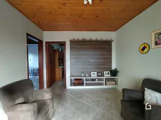 Sala com teto de madeira e parede de destaque.