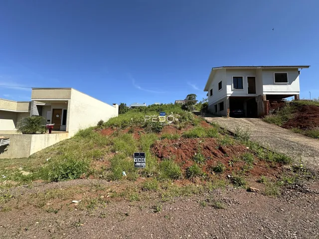 Vista externa de duas casas em Lajeado com terreno inclinado.