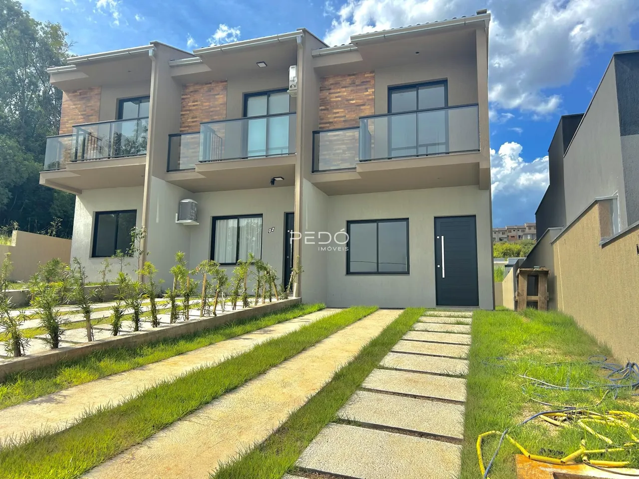 Fachada de um imóvel residencial em Lajeado, Brasil, com jardim frontal.