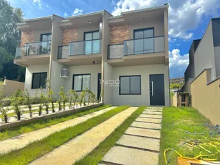 Fachada de um imóvel residencial em Lajeado, Brasil, com jardim frontal.