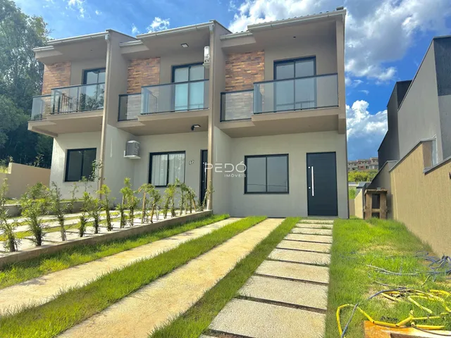 Fachada de um imóvel residencial em Lajeado, Brasil, com jardim frontal.