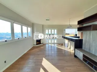 Sala de estar ampla com vista panorâmica da cidade.