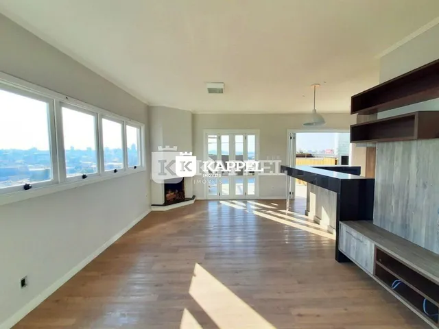 Sala de estar ampla com vista panorâmica da cidade.