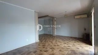 Vista interna de um ambiente com piso de cerâmica e paredes brancas.
