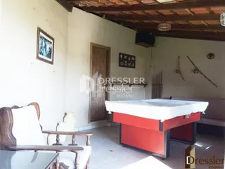 Interior de uma sala com teto de madeira e porta de madeira.