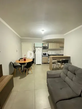 Sala de estar com mesa de jantar e sofá.