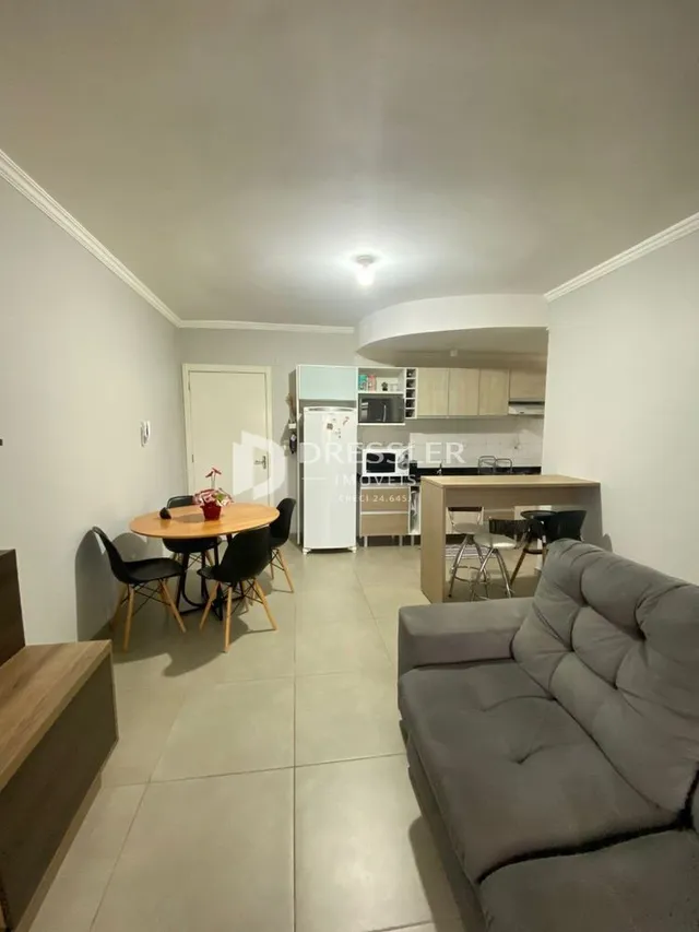 Sala de estar com mesa de jantar e sofá.