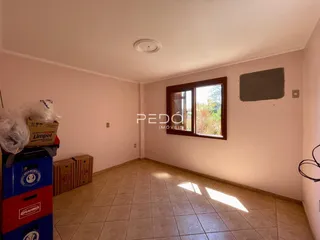 Ambiente interno de uma sala com piso de cerâmica e janela.