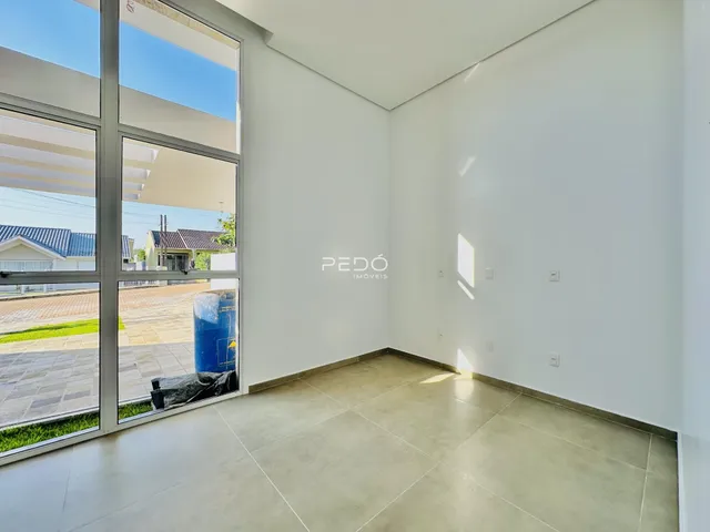 Sala de estar com grandes portas de vidro voltadas para o exterior.