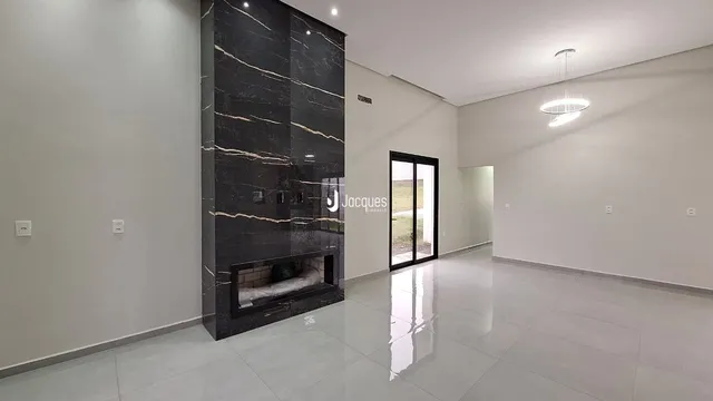 Ambiente interno moderno com parede de mármore escuro.