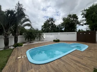 Foto de uma piscina e deck ao ar livre em Lajeado.