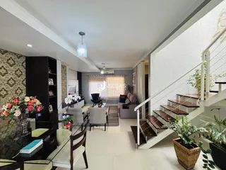 Sala de estar com decoração moderna e acesso a uma escadaria.
