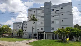Fachada de um prédio residencial em Lajeado, Brasil, com área verde na frente.
