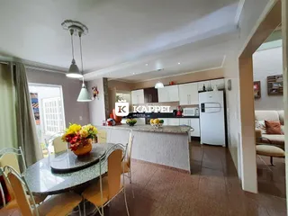 Foto de uma sala de jantar com mesa e cadeiras em um apartamento.