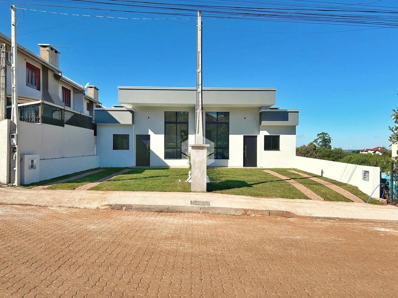 Fachada de uma residência em Lajeado, Brasil, com jardim gramado.