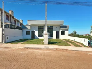 Fachada de uma residência em Lajeado, Brasil, com jardim gramado.