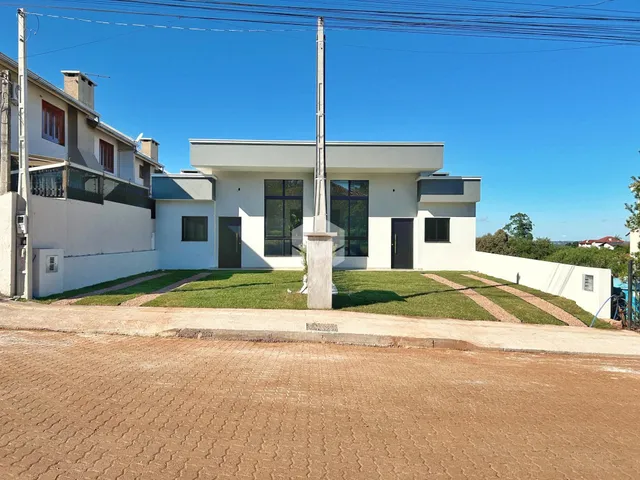 Fachada de uma residência em Lajeado, Brasil, com jardim gramado.