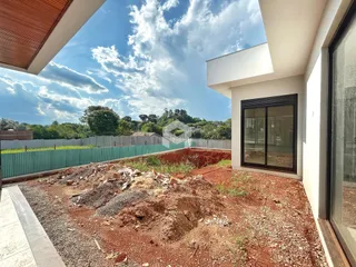 Fachada de uma residência com terreno em Lajeado, Brasil, mostrando a área externa em construção.