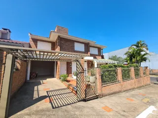 Vista externa da fachada de um imóvel de tijolos em Lajeado, Brasil.