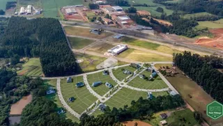 Vista aérea de uma área rural com vegetação e infraestrutura no Brasil.