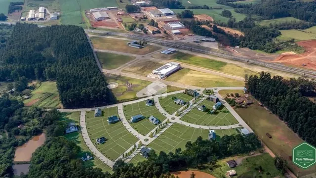 Vista aérea de uma área rural com vegetação e infraestrutura no Brasil.
