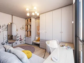 Imagem de uma sala de estar moderna com móveis planejados e decoração clara.