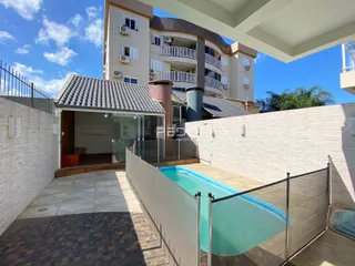 Vista externa de uma residência com piscina e muro em Lajeado, Brasil.