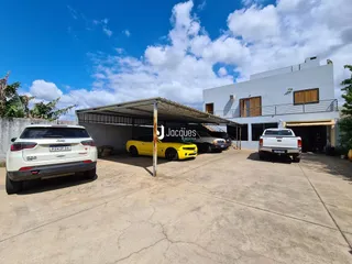 Vista externa de uma propriedade em Lajeado, Brasil, com veículos estacionados.