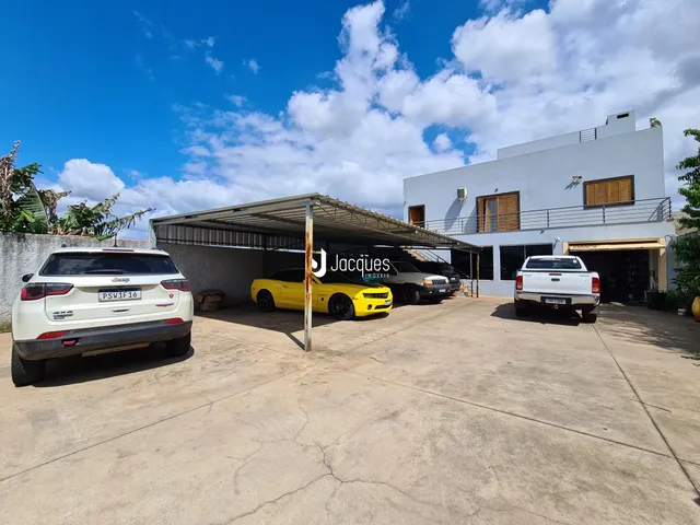 Vista externa de uma propriedade em Lajeado, Brasil, com veículos estacionados.