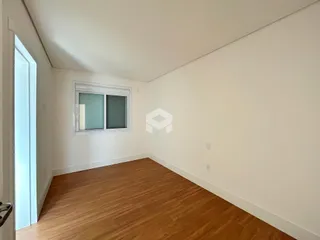 Foto de um ambiente interno com piso de madeira clara.