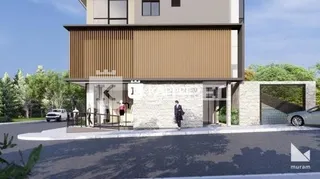 Foto da fachada de uma casa moderna com revestimento de madeira em Lajeado, Brasil.