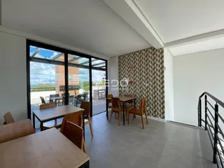 Sala de jantar com vista para o exterior de uma residência em Lajeado.