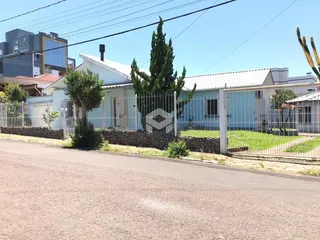 Fachada de uma residência em Lajeado, Brasil, com cerca e jardim.