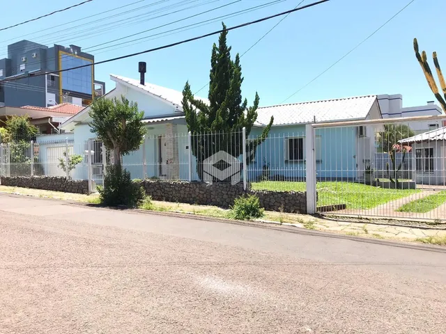 Fachada de uma residência em Lajeado, Brasil, com cerca e jardim.