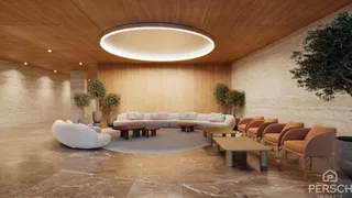 Sala de estar com sofá grande e painéis de madeira clara.