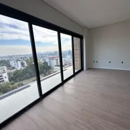 Sala ampla com vista panorâmica da cidade de Lajeado.
