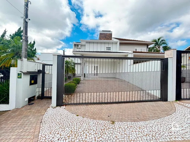 Fachada de uma residência em Lajeado, Brasil, com portão de ferro.