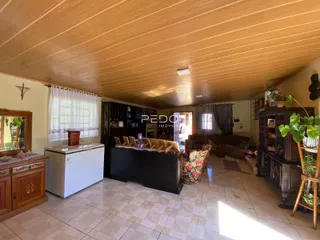 Sala de estar com decoração de madeira e piso de cerâmica.